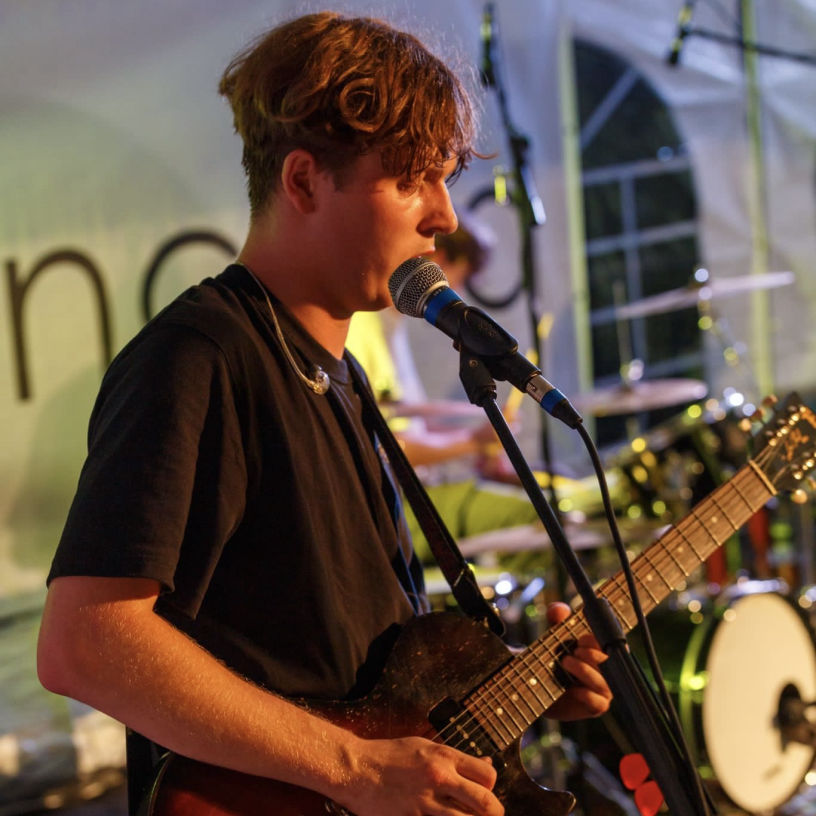 jona-guitar